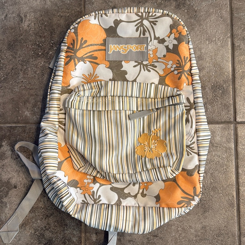 Good condition. Minimal stains on the bottom. Non-smoking home.